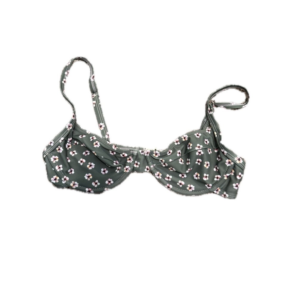 Kulani Kinis sage green floral top size xs